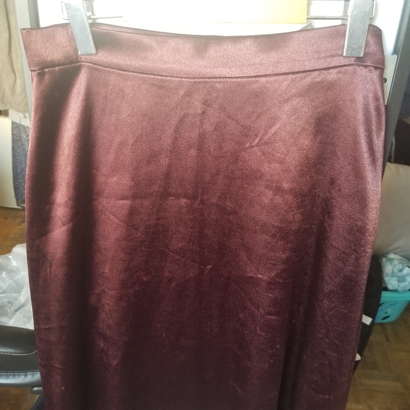 SOLD || H&M || Knee Length Silk Skirt - Picture 8 of 8